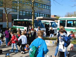 Frühlingshafte Schulbus-Abfahrt mit Rucksäcken